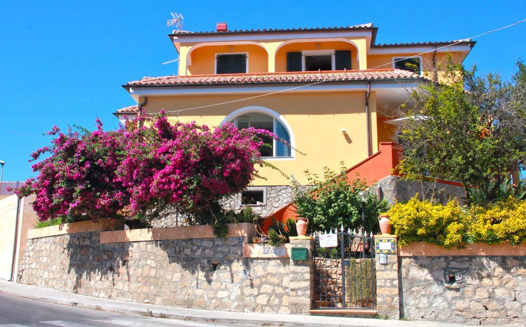 Villa Le Bougainvillea La Maddalena  Zimmer foto
